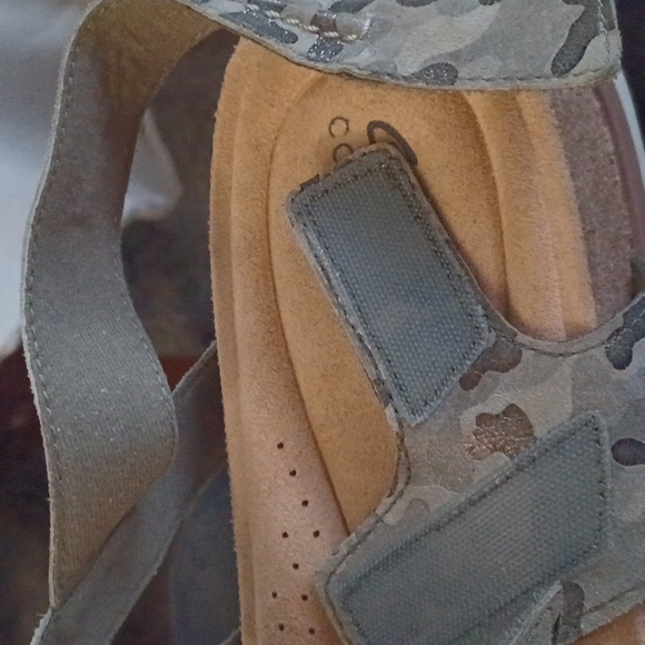 Clarks Collection, Ultimate Comfort Womens Velcro camo sandals Sz. 11 - Picture 9 of 9